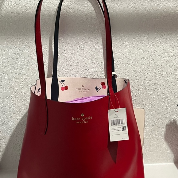 NWT Kate Spade Large Reversible Tote with wristlet. - Picture 6 of 6
